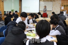 추풍령을 바꾸는 시간 15분…영동 추풍령중, 사람책 읽기 행사