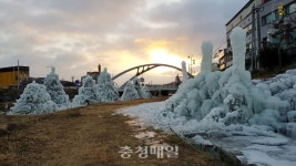 금산농기센터·전문건설協 회원 단체, 금산읍 인공폭포 주변 얼음공원 조성