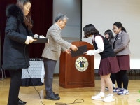 충주 송원의료재단, 주덕초·중 졸업생에 장학금 전달