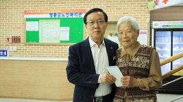 영동 오등자 할머니, 노인복지관 후원