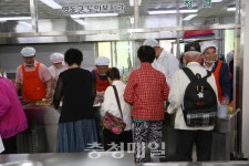 영동군의회, 노인복지관 급식 봉사