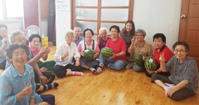 충주 모닝마트, 지역 경로당에 수박 나눔