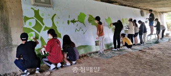 충주천 산책로, 꽃·스토리 어우러진 벽화로 단장
