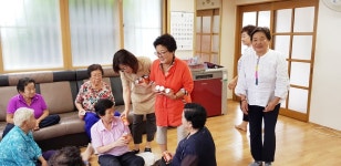 청주 내덕1동자원봉사대, 건강음료 전달