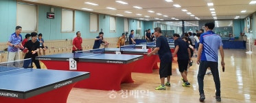 영동군민탁구장, 노인들 탁구 열기로 후끈