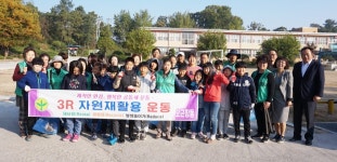 청주 오근장동 새마을지도자·북일초 학생들 마을 대청소 실시