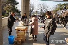 건국대 글로컬캠퍼스 두뇌 풀가동 전설의 김밥 나누기 행사