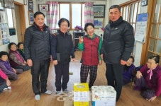 청양 화성면 주민자치위, 경로당에 위문품 전달