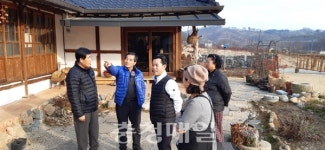 박정현 군수, 현암리 돌담집 귀촌부부 격려