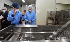 농산물 가공시설을 살펴보는 유은혜 부총리