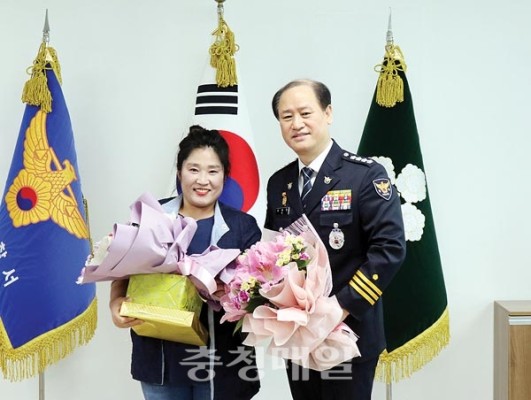 CCTV통합관제센터 관제요원 김은주씨 부여군 시민경찰 표창장 받아 | 포토뉴스