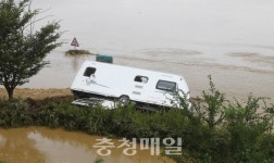 대전 아파트 침수…보트타고 탈출