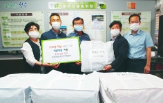 청주시 운천신봉동 주민자치위, 100세 이상 노인가구에 이불 전달