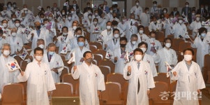광복절 노래 제창하는 충북 단체장