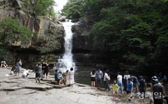 괴산 수옥폭포를 찾은 피서객