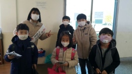 충주 성남초, 코로나19함께 이겨내요 등굣길 캠페인