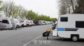 캠핑카, 무료 공영주차장 애물단지