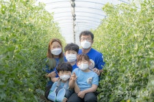 농사도 삼남매 육아도 척척…성공 귀농 귀감