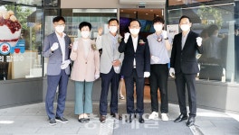 천안시 부성2동 주민자치위, 참부성人 1호점에 현판 전달