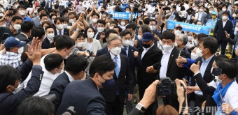 지지자들의 환호에 화답하는 이재명 후보