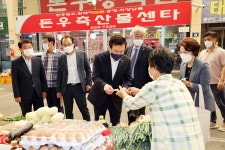 김병우 충북교육감, 괴산·증평서 전통시장 장보기