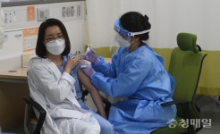 부스터샷 맞는 코로나19 치료병원 의료인