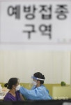 부스터샷 맞는 코로나19 치료병원 의료인