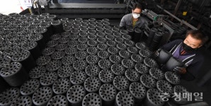 분주한 충주 연탄공장