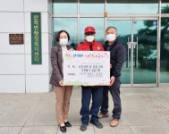 충주시 산척면 장완수·김복경씨, 동해안 산불피해 성금 전달