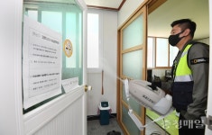 운영재개를 앞두고 방역 소독하는 경로당