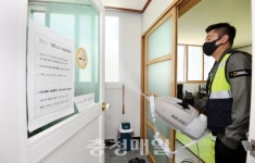 운영 재개 앞두고 방역 소독하는 경로당