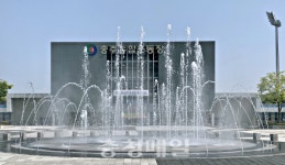 충주종합운동장 바닥분수 가동…시민들에 쉼터 제공