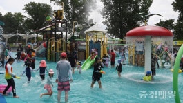 무더위에 붐비는 진천 백곡천 물놀이장