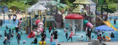 무더위에 붐비는 진천 백곡천 물놀이장