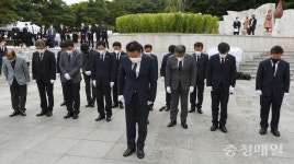 김영환 충북지사, 청주 삼일공원 항일독립운동기념탑 참배