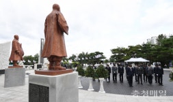 김영환 충북지사, 청주 삼일공원 민족대표 5인 동상 참배