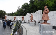 황영호 충북도의장, 청주 삼일공원 항일독립운동기념탑 참배