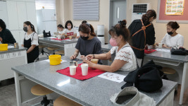 청주 율량중, 학부모 동아리 활동 가죽공예교실 운영