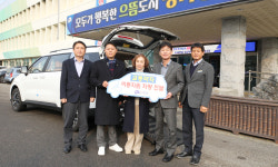 진천군, 교통약자 이동지원센터 차량 전달