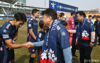 충북청주FC 선수들을 격려하는 김영환 충북지사와 이범석 청주시장