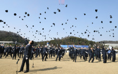 졸업을 자축하는 공사 제71기 졸업생도들