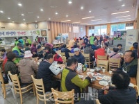 충남 천안시, 방아다리 식당15년째  경로잔치 열어