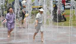 시원한 분수대 물놀이