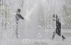 더위를 날리는 청주 생명누리공원 바닥분수