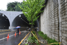 붕괴 위험으로 통제된 청주 성화터널 도로와 인도