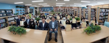 조치원중학교장학재단 후배들에게 장학금 전달