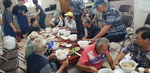충남 천안우리신협, 성황경로당 찾아 어르신들에게 보양식 대접