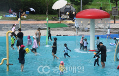 무더위엔 진천 백곡천 물놀이장