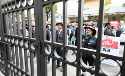 오줌권과 노동기본권의 조속한 해결 촉구하는 우진교통 노조원들