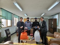 충남 아산 온양1동, ㈜우룡실업에 어르신이 손수 만든 목도리·수세미 전달